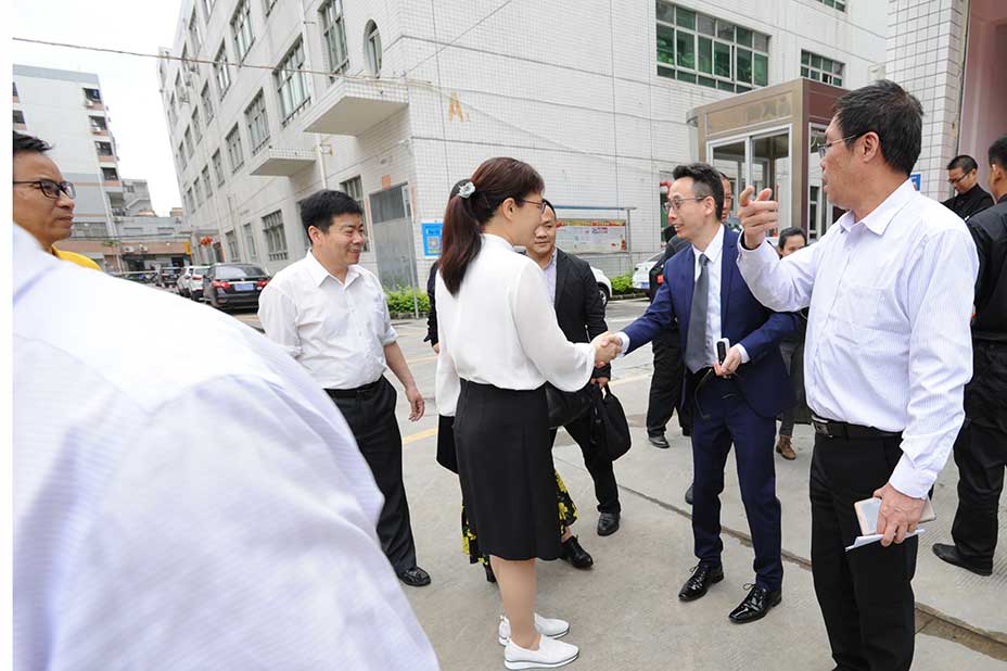 肖總與領(lǐng)導握手告別