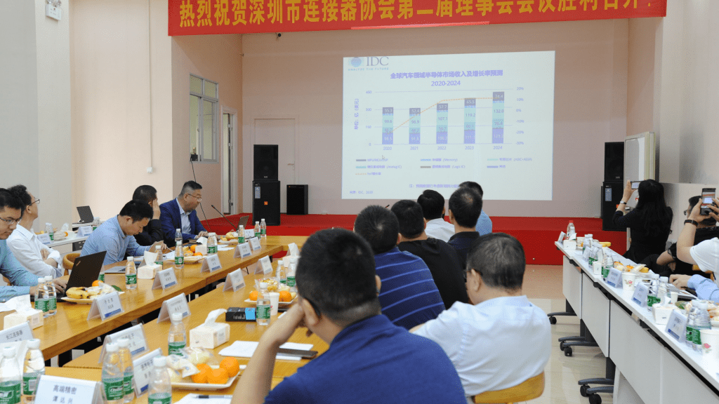 半導體行業(yè)專家張國斌作《本土半導體產業(yè)幾個發(fā)展趨勢分析》報告