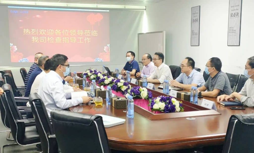 周主任詳細(xì)聽(tīng)取肖總的介紹